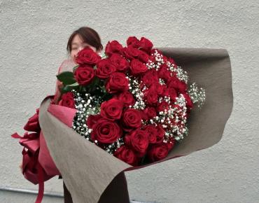 大きな薔薇の花束ができました 花屋ブログ 岡山県倉敷市の花屋 すみれ花店にフラワーギフトはお任せください 当店は 安心と信頼の花キューピット加盟店です 花キューピットタウン